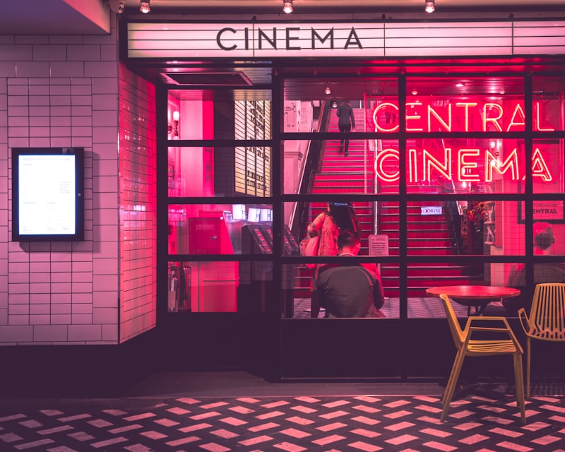 Un entretien d'histoire orale filmé de manière professionnelle avec un éclairage doux