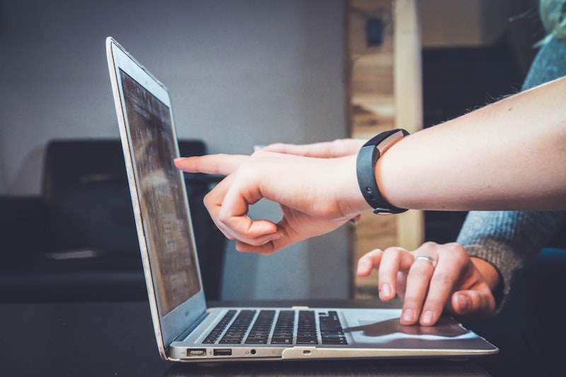 Une tablette montrant un plan d'apprentissage de formation vidéo interactive