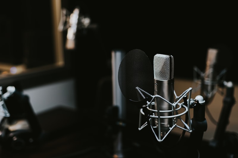 Deux microphones professionnels de studio prêts pour l'enregistrement d'un balado